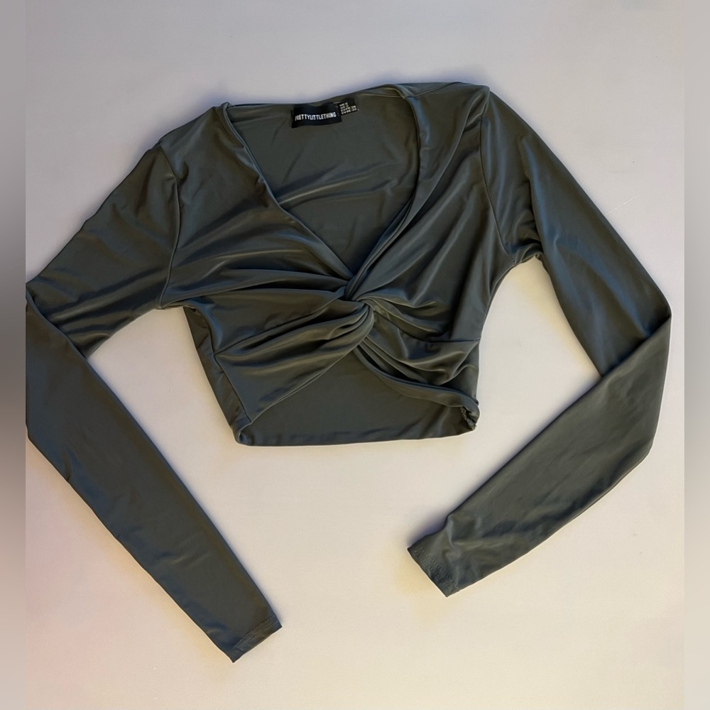 PrettyLittleThing Green Cropped Long Sleeves Top W/A Twist Design. Sz 2 Like New